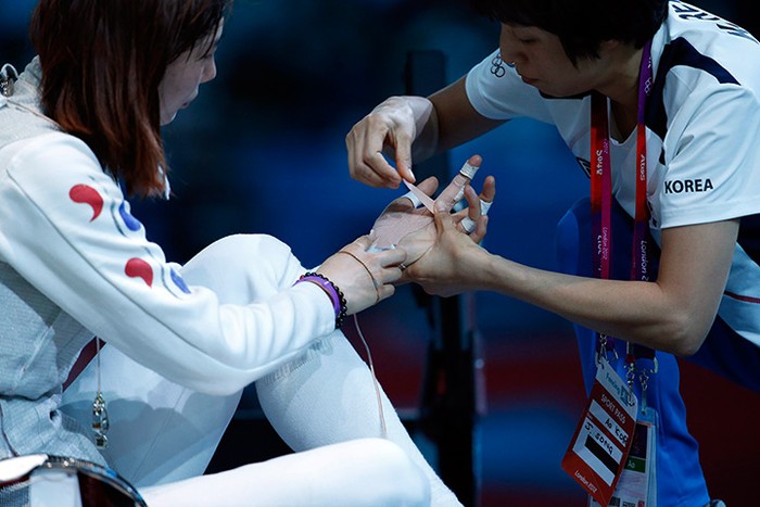 Jeon Hee Sook cả Hàn Quốc bị chấn thương bàn tay trong trận bán kết môn đấu kiếm.